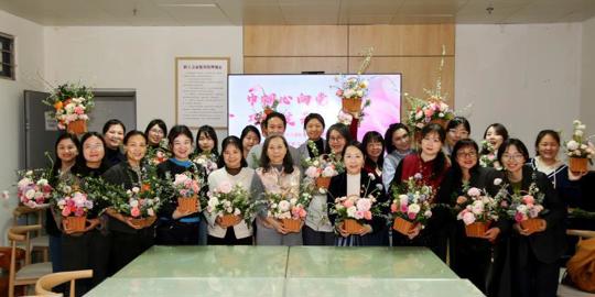 广西艺术学院机关党委联合工会开展“巾帼心向党 巧手绽芳华——‘三八’国际劳动妇女节”主题党日活动